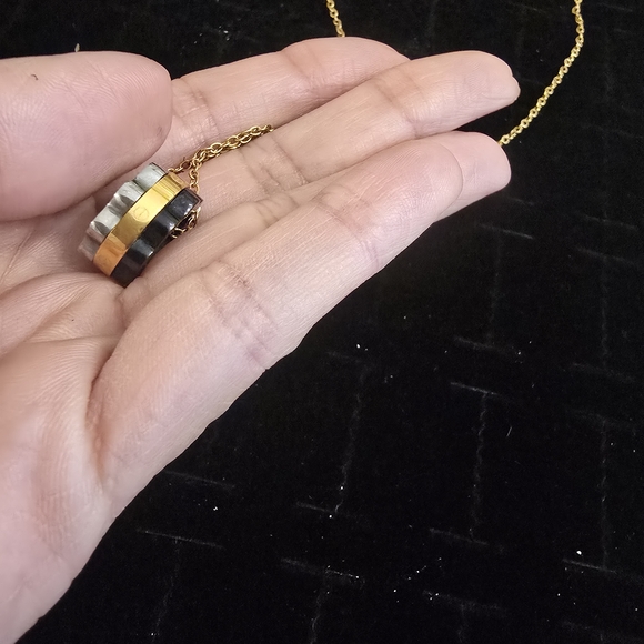 Elegant Gold and Black Pendant Necklace